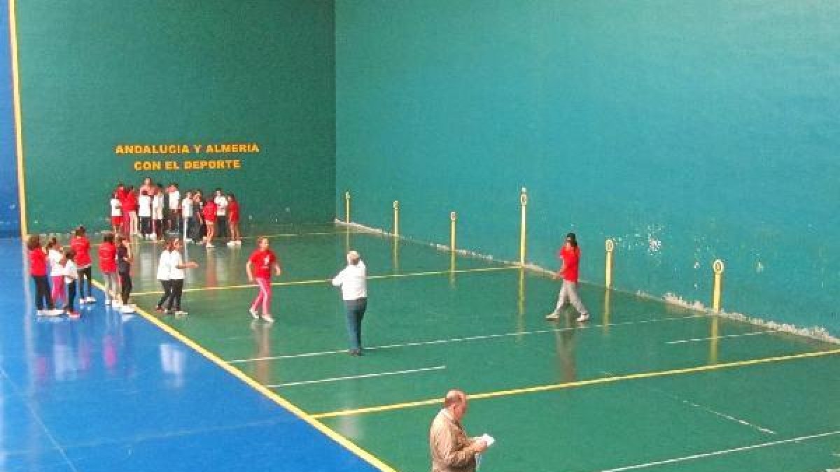 Clases de frontón para los futuros deportistas.
