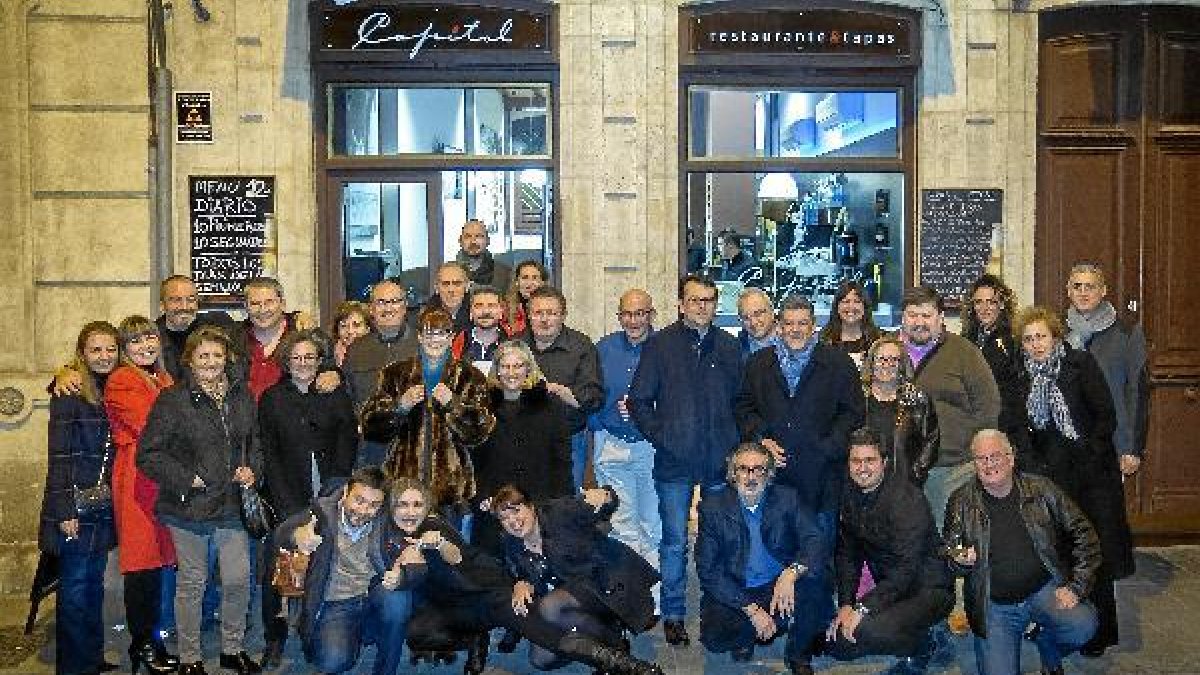 Miembros y familiares del grupo Indalofoto, tras su cena.