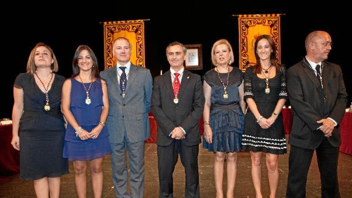 Concejales socialistas portando sus medallas en 2011