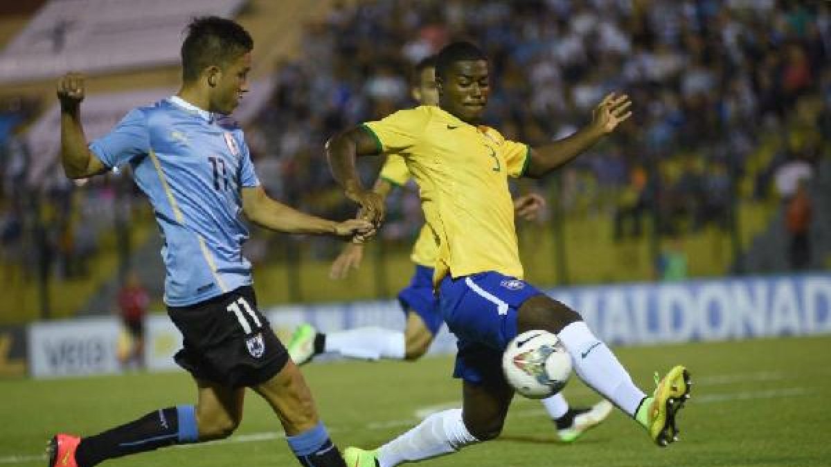 Acosta, de azul, durante el Sudamericano Sub20 que se disputa estos días.