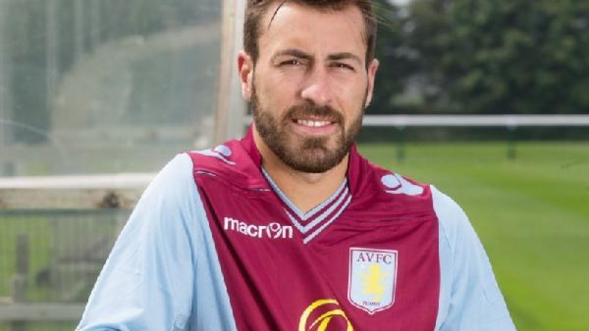 Luna es jugador del Aston Villa y estuvo en el Almería en 2011.