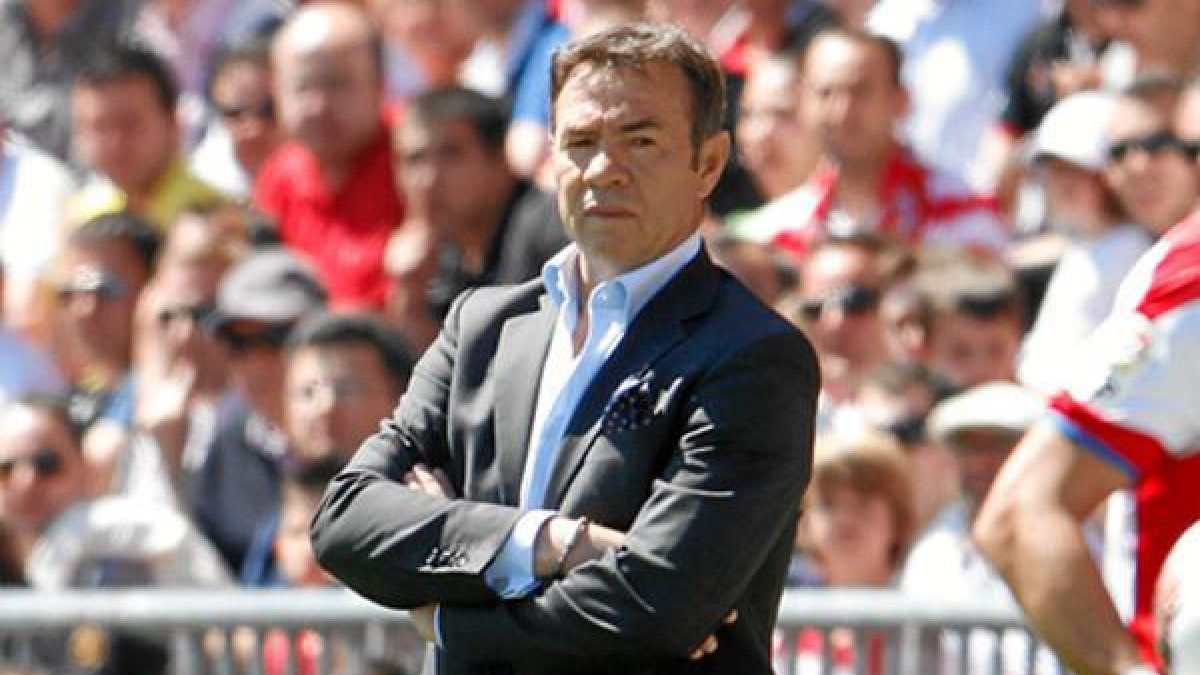 Abel Resino ya conoce el banquillo del Nuevo Los Cármenes.