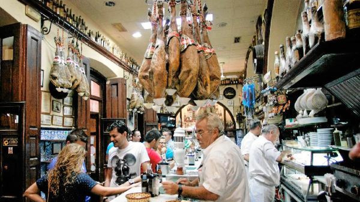 La barra de mármol de Puga ha sido punto de encuentro de almerienses durante varias generaciones.