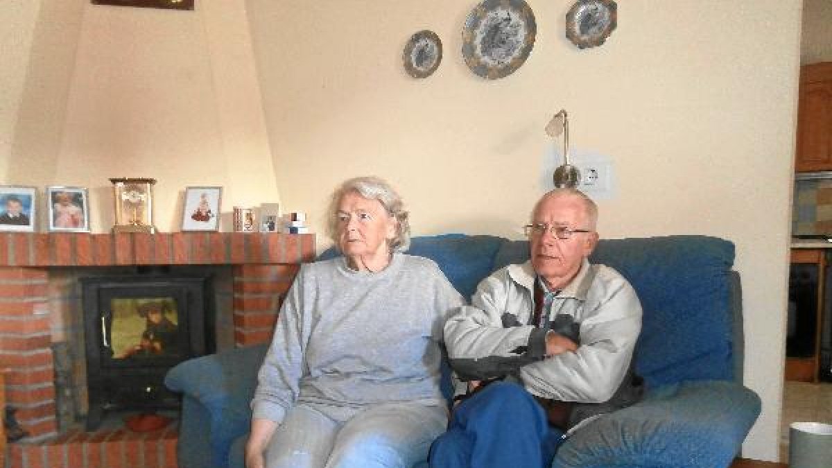 El matrimonio Smith en el salón de su vivienda, una de las cinco de Oria para las que la Fiscalía pi