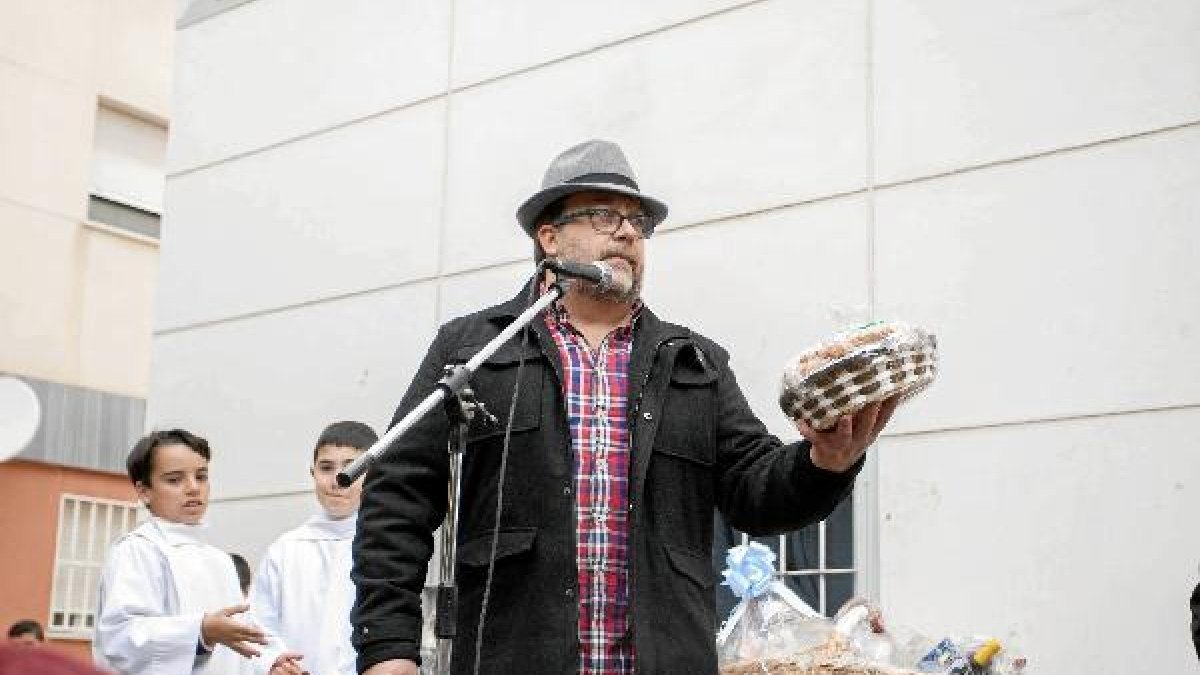 Alfredo Casas subastando unos dulces.