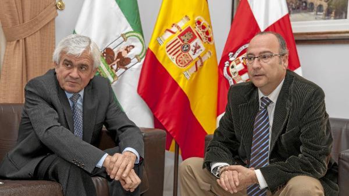 José Manuel Muñoz con Luis Rogelio Rodríguez en la firma del acuerdo.