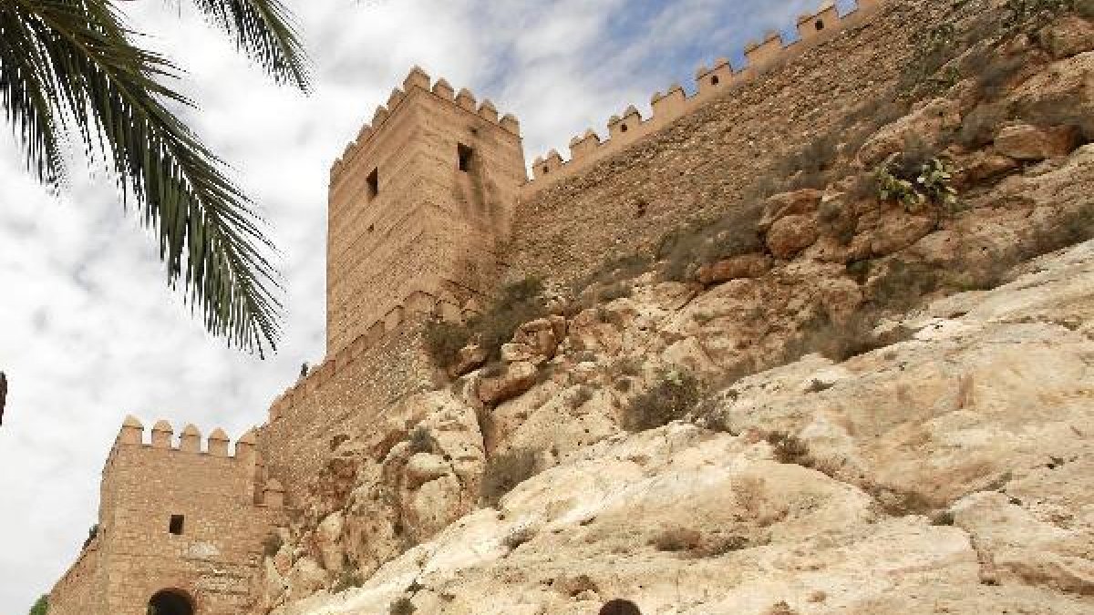 Vista de la entrada al conjunto monumental de La Alcazaba.