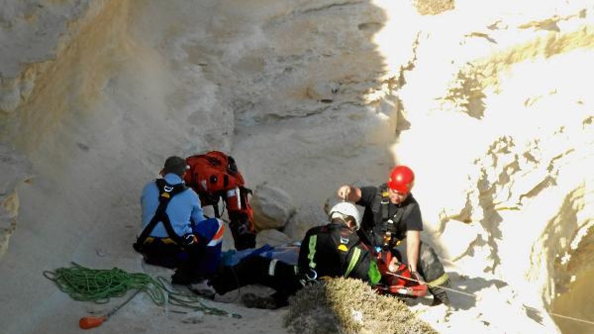 Efectivos de seguridad recogiendo al accidentado.