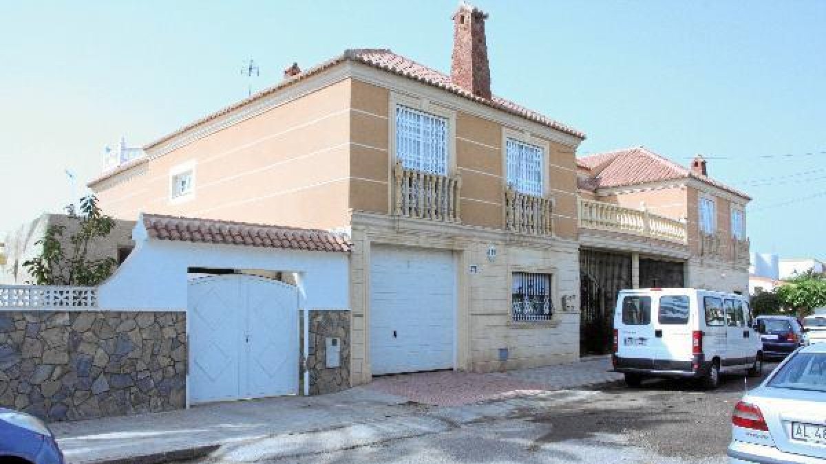 Viviendas de las dos familias en la calle Amazonas, lugar del crimen.