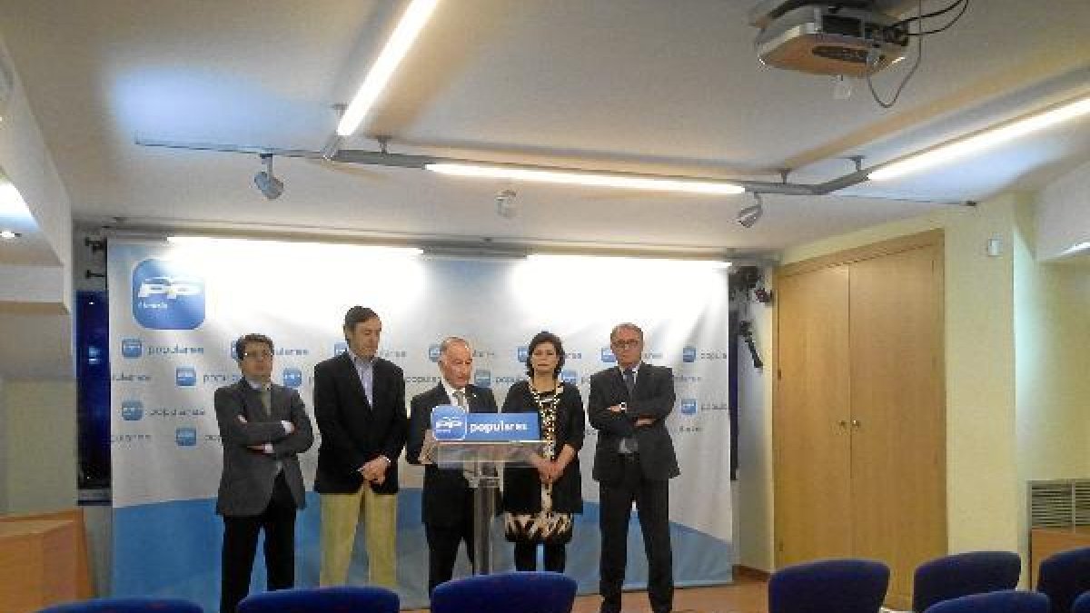 Gabriel Amat, en el centro, rodeado de los cuatro diputados populares.