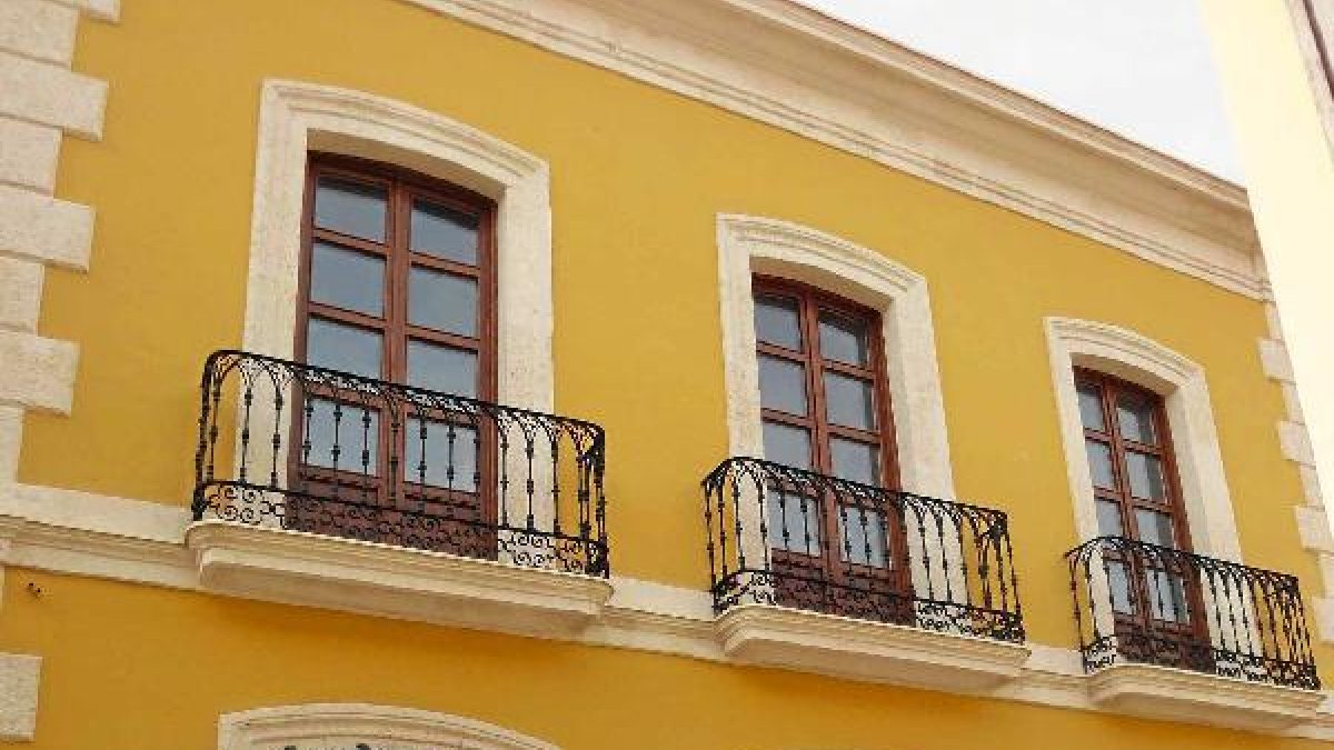 Fachada de la vivienda del poeta en el casco histórico.