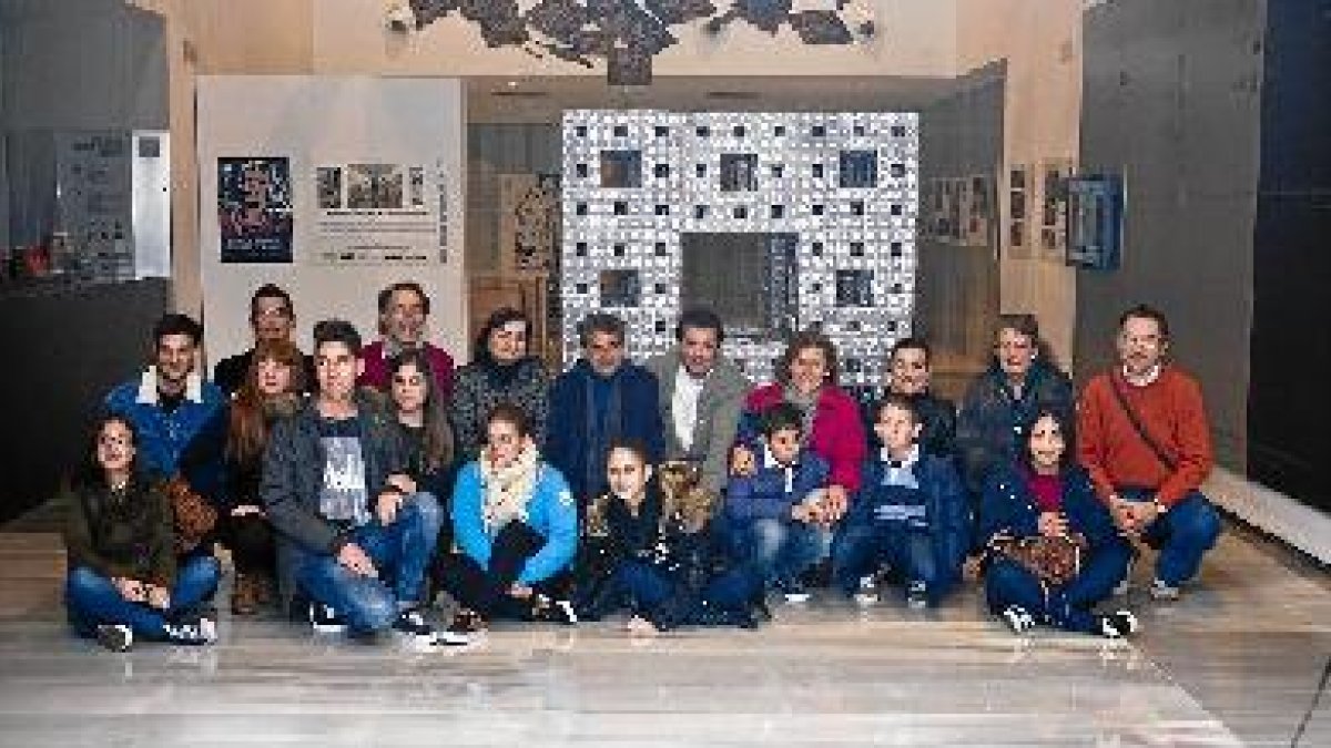 Foto de familia frente a la ‘esponja de Menger’ que puede verse en el Museo Arqueológico de Almería