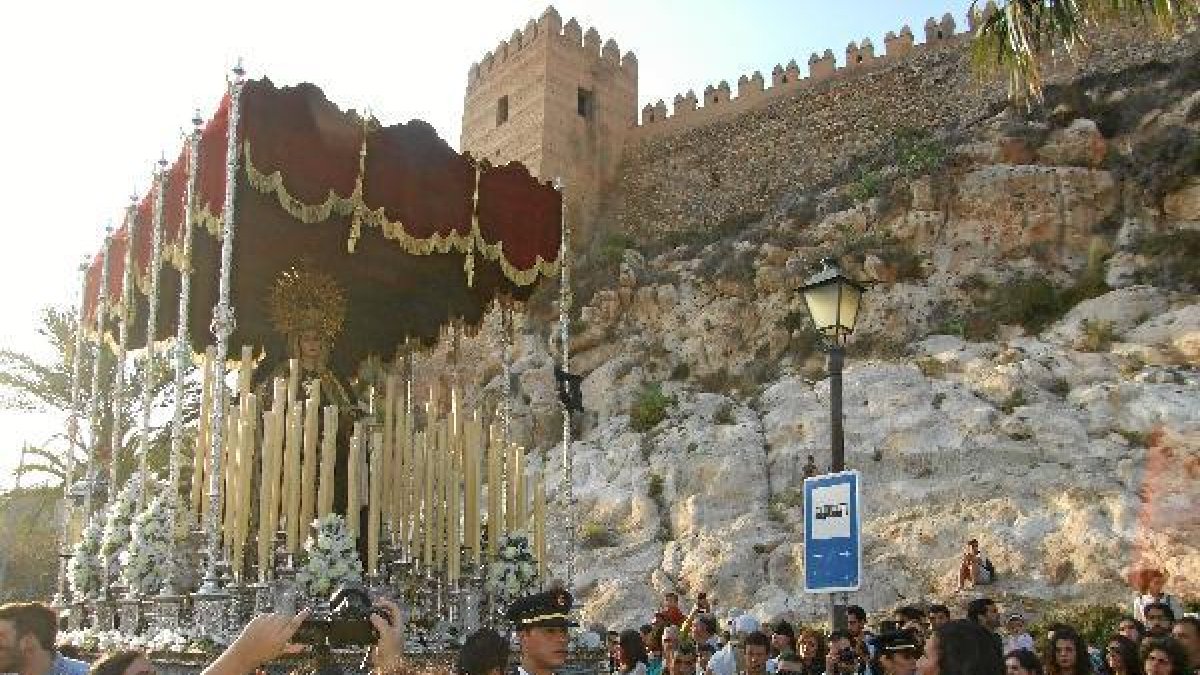 La Virgen del Rosario del Mar volverá a procesionar ante la Alcazaba.