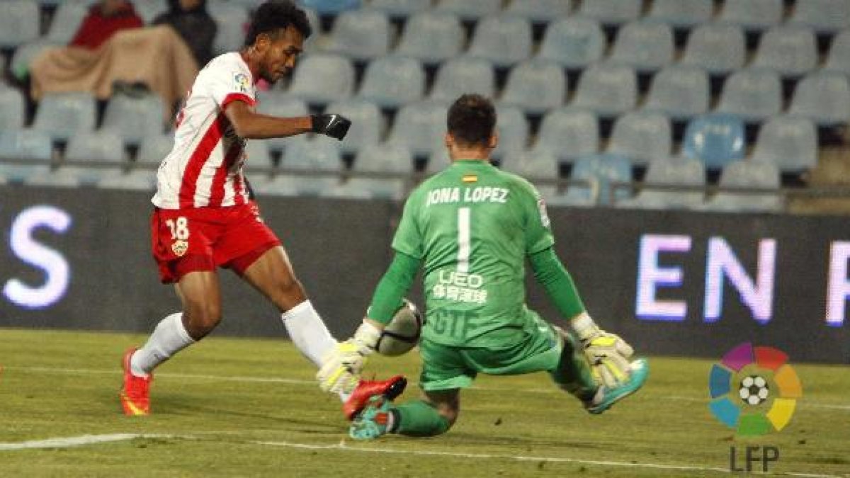 Teerasil Dangda tuvo la mejor ocasión del partido.