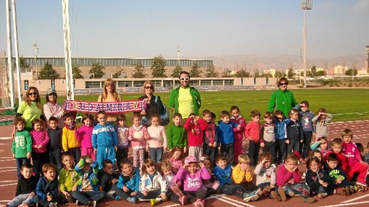Alumnos del Colegio Goya viendo a sus futbolistas.