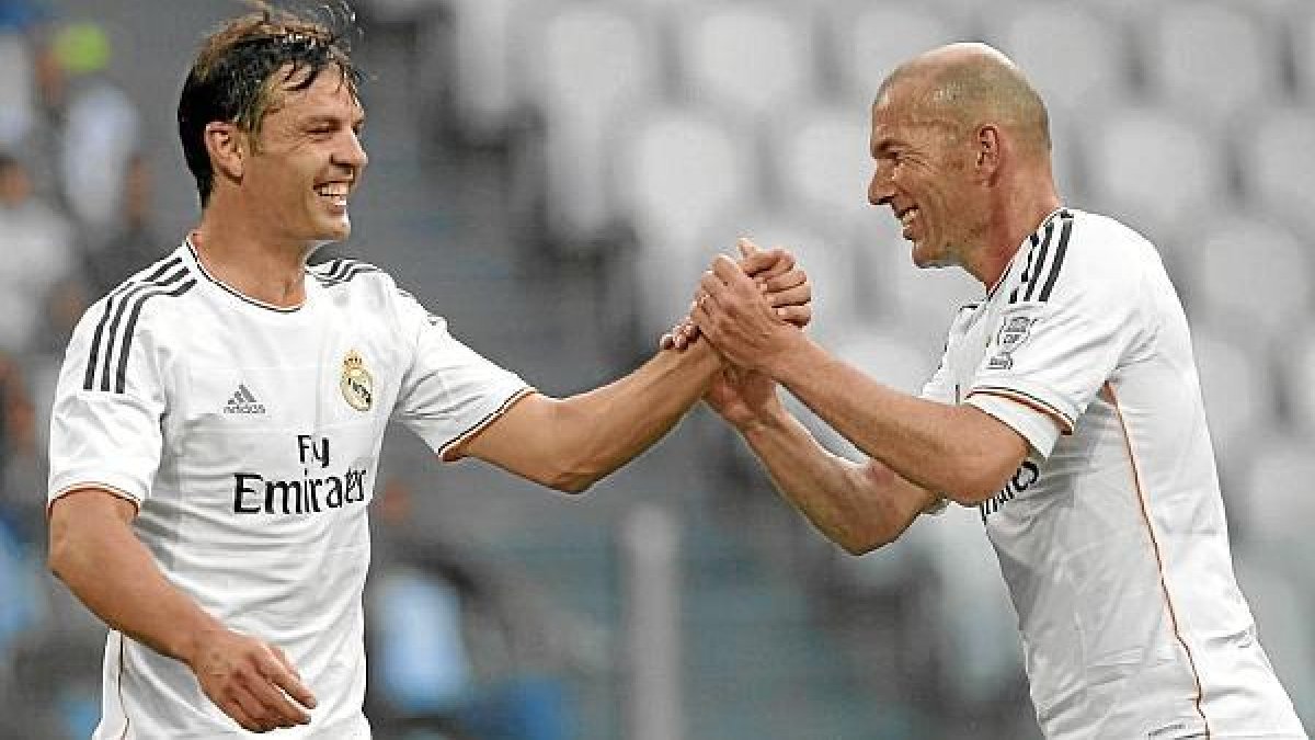 Morientes y Zidane con los veteranos del Real Madrid.