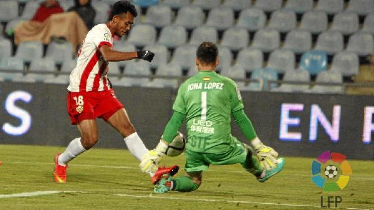Teerasil Dangda lo intentó todo para marcar en un partido sin ocasiones.