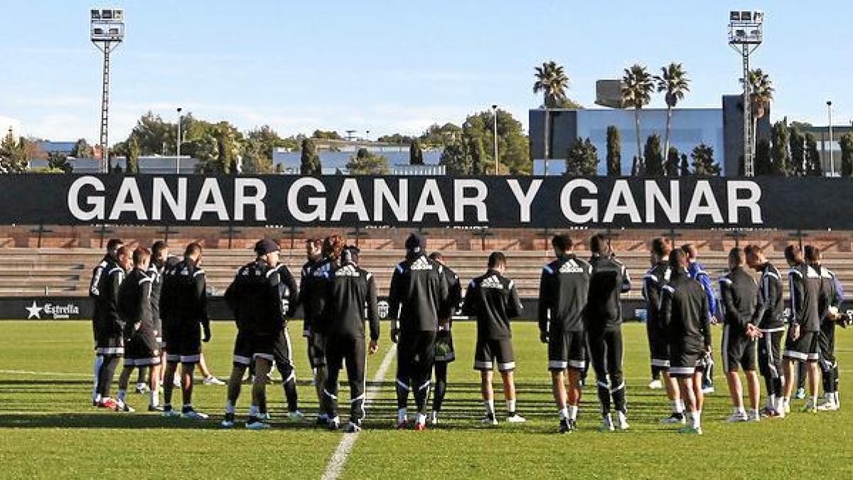 Nuno rodeado de jugadores del Valencia en un entrenamiento.