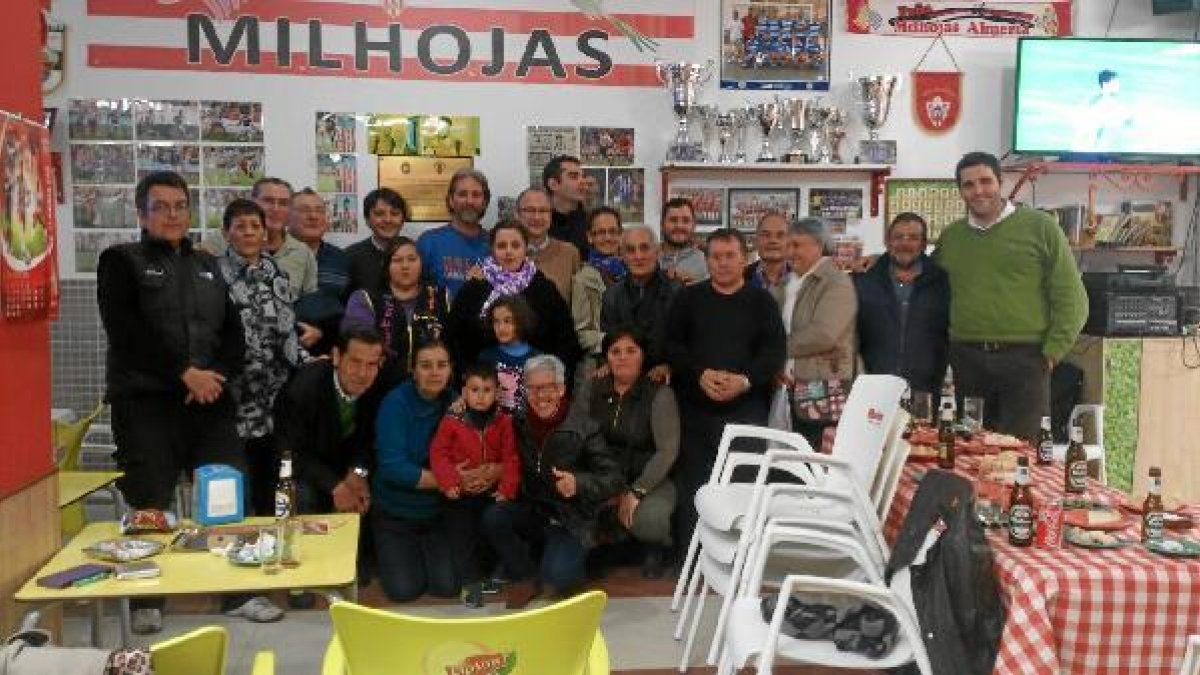 Luis Rogelio y Juanjo Alonso con los peñistas de Milhojas.