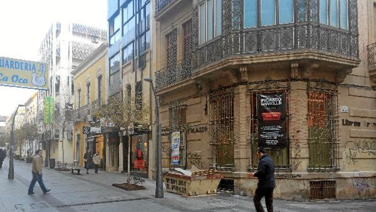El inmueble da a la calle peatonal de Reyes Católicos