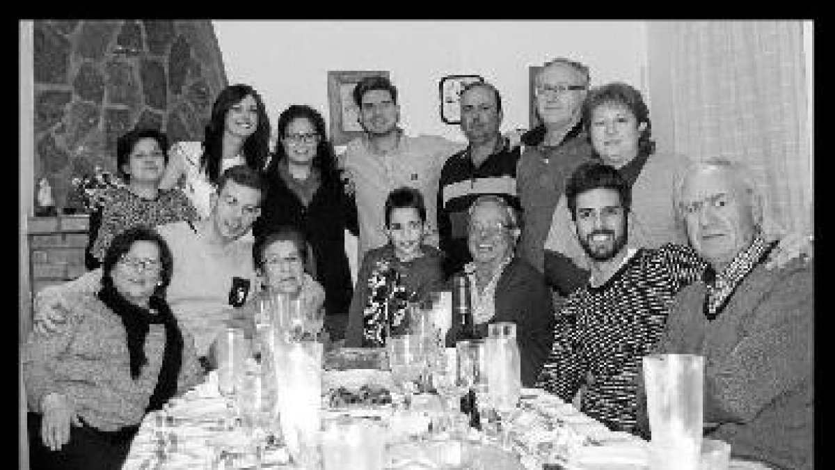 Juan Antonio, entre dos mujeres a la izquierda de la imagen, durante  la celebración de Nochevieja.