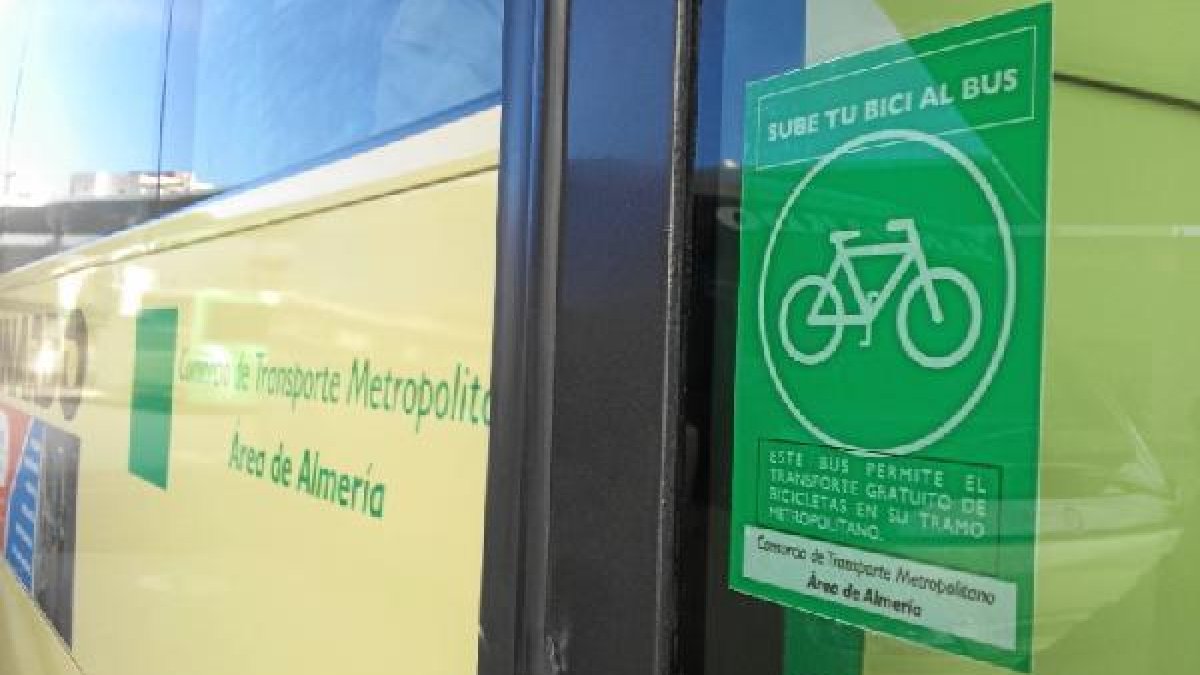 Lateral de un autobús del consorcio