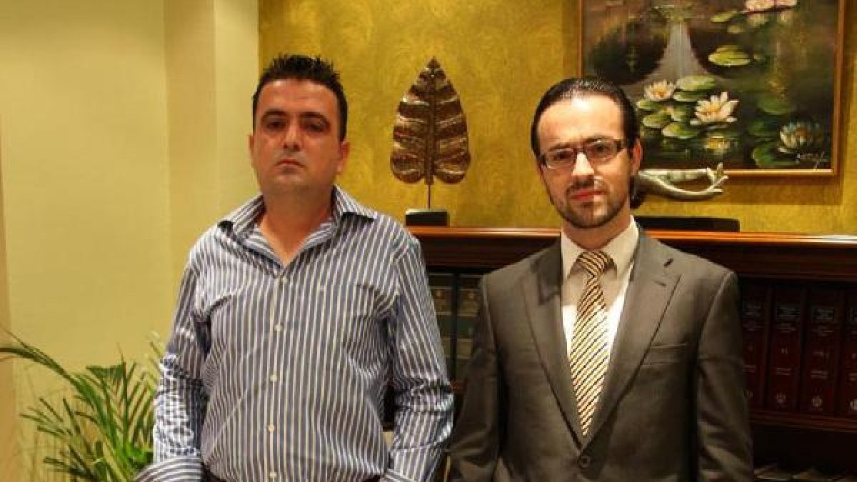 El hermano de Rosa, Julio Galera (izquierda) junto al abogado Alfredo Najas