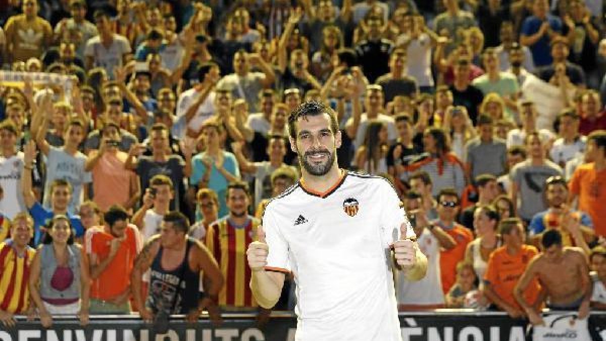Álvaro Negredo en su puesta de largo en Mestalla.