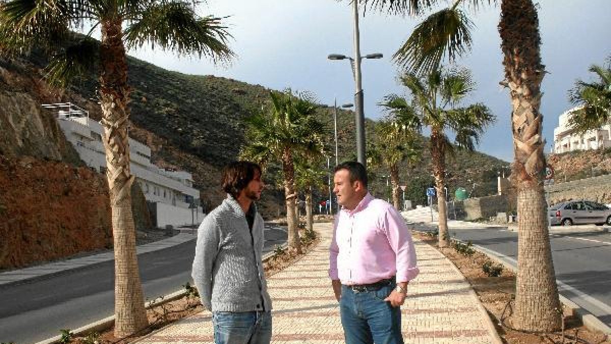 El alcalde en la Avenida de Almería, donde irán nuevas plantas.