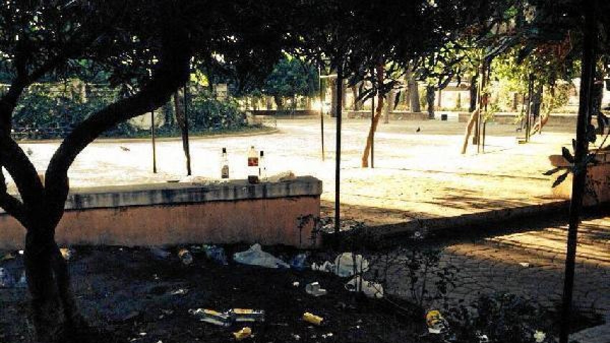 Restos de un botellón en el Parque Nicolás Salmerón