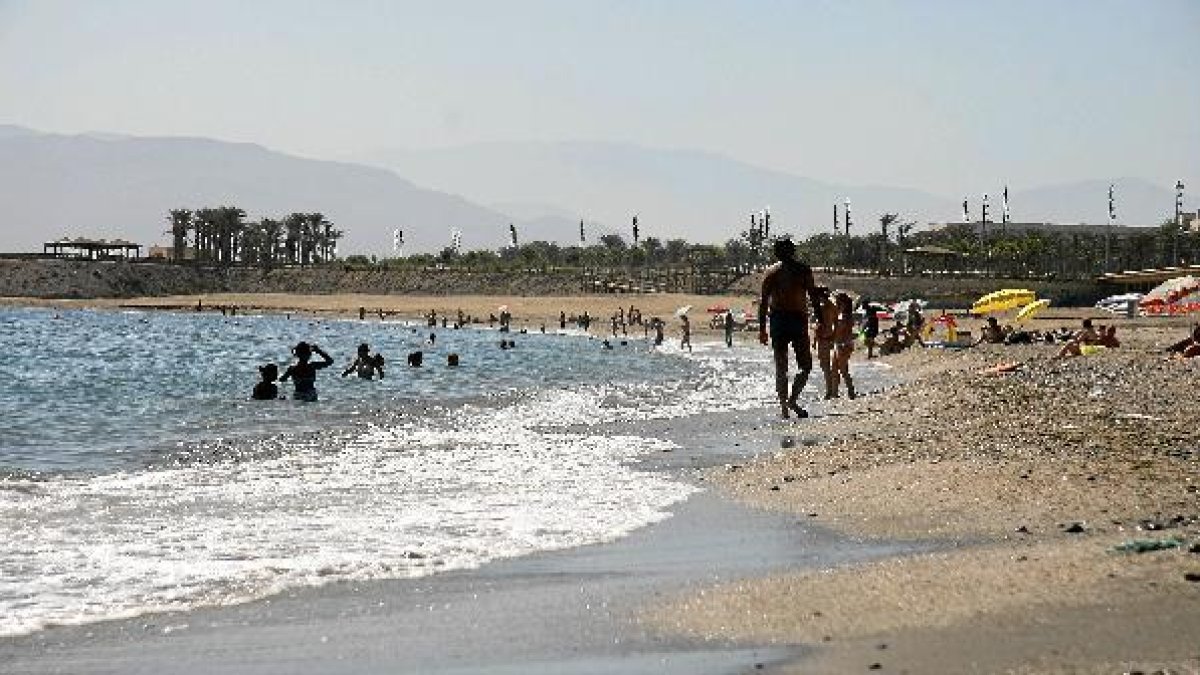 Playa de El Toyo durante los meses de verano