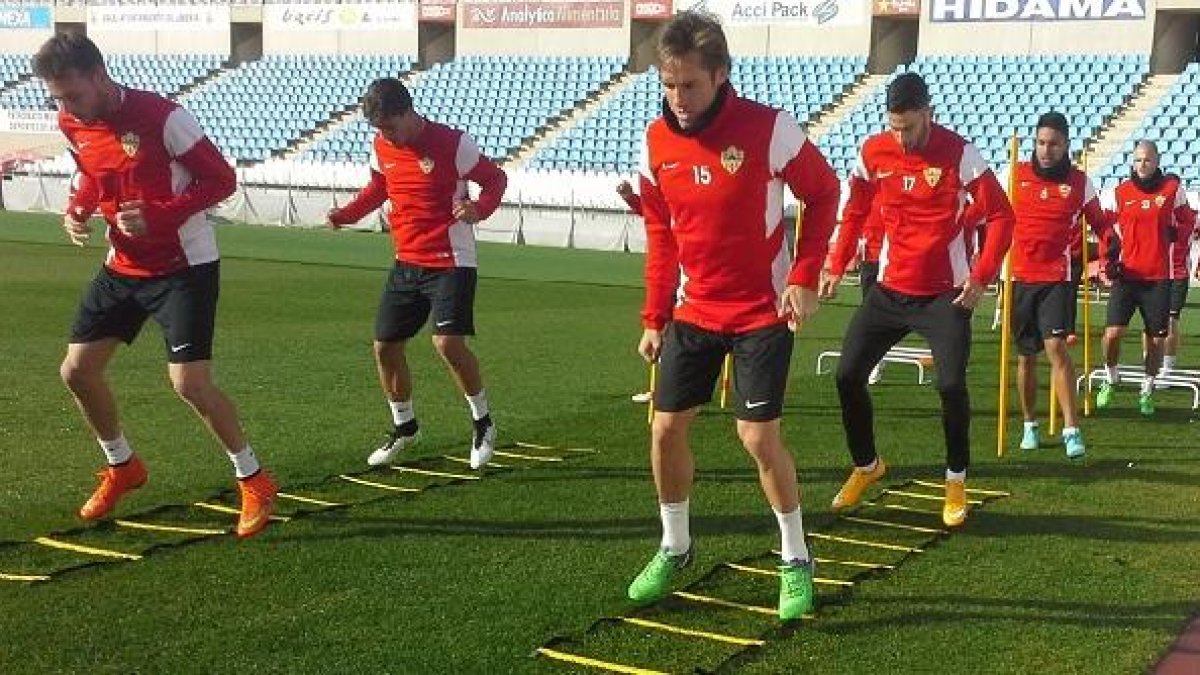 Los rojiblancos han entrenado a puerta cerrada en el Mediterráneo.