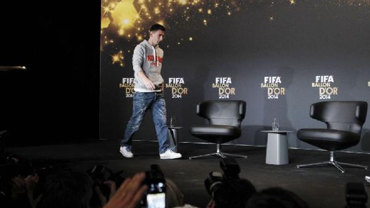 Messi anda a sentarse en su sitio en playoff.