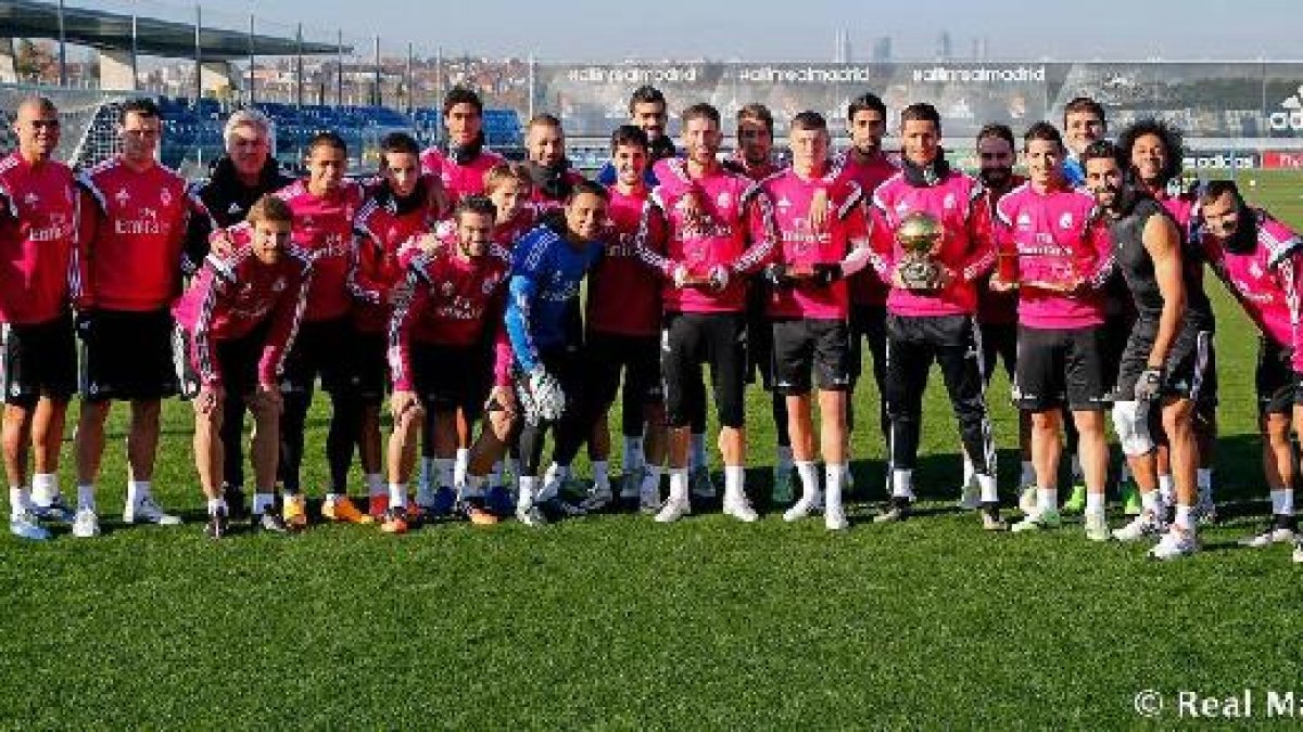 Cristiano Ronaldo y sus compañeros con el Balón de Oro antes del entrenamiento.