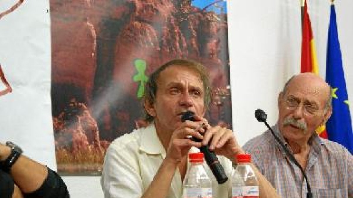El autor francés durante presentación de la edición bilingüe de su ‘Poesía’ en Antas.