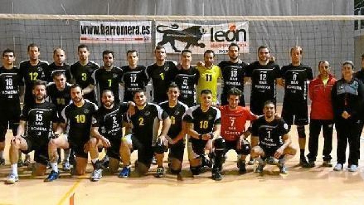 Los dos equipos con los colegiados posaron antes del partido.