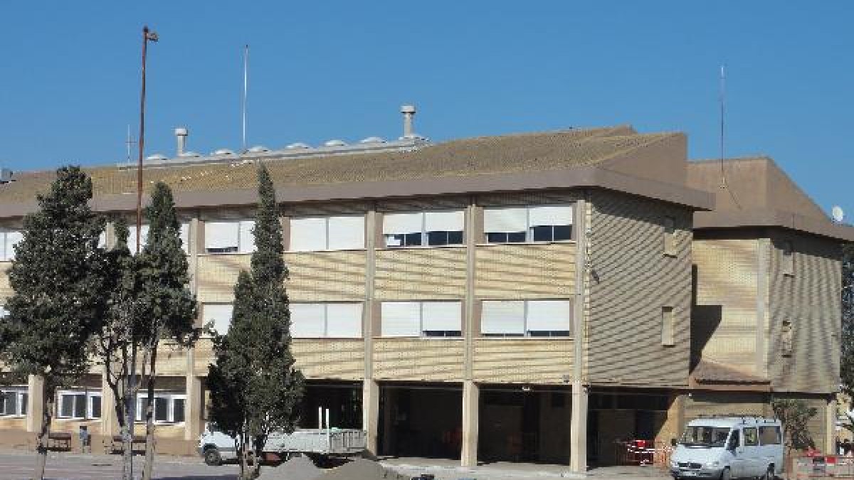 La maquinaria de obras ha llegado por fin al centro educativo, que las esperaba desde el verano.