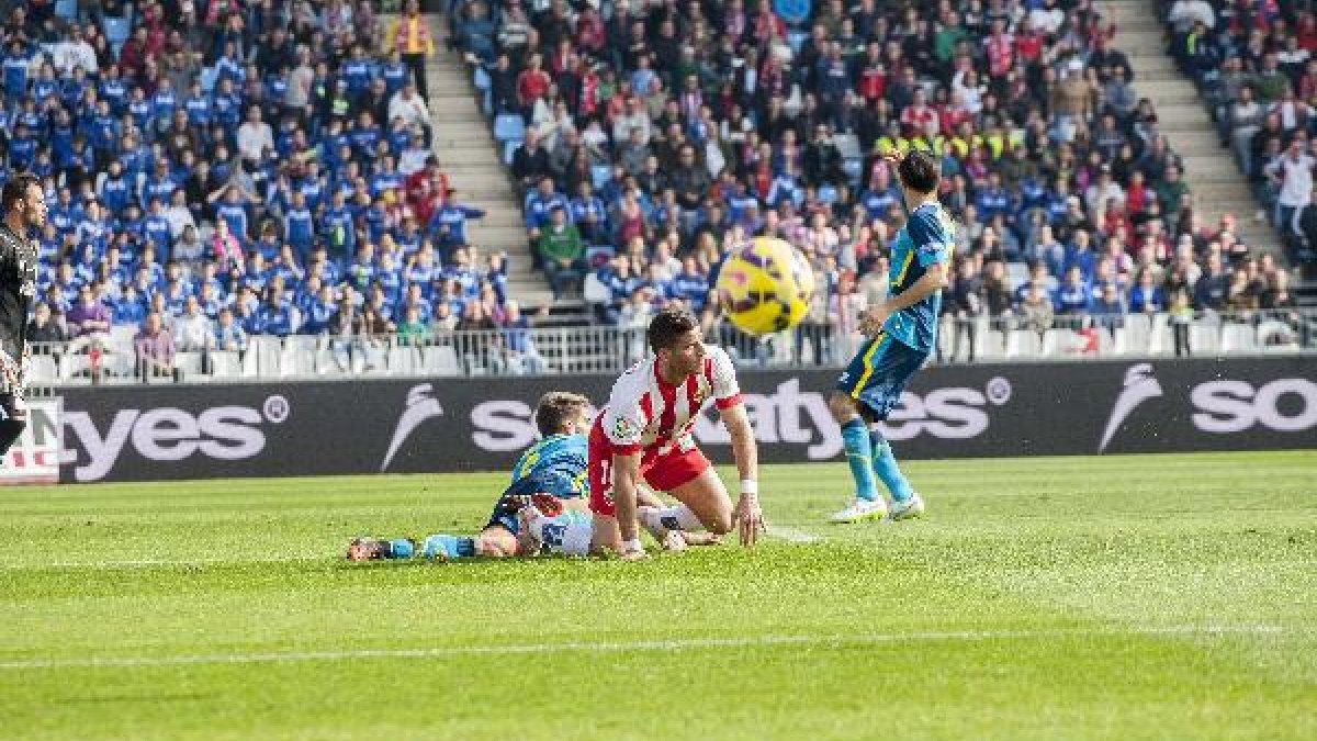 Hemed, en el suelo, y el balón en el aire.