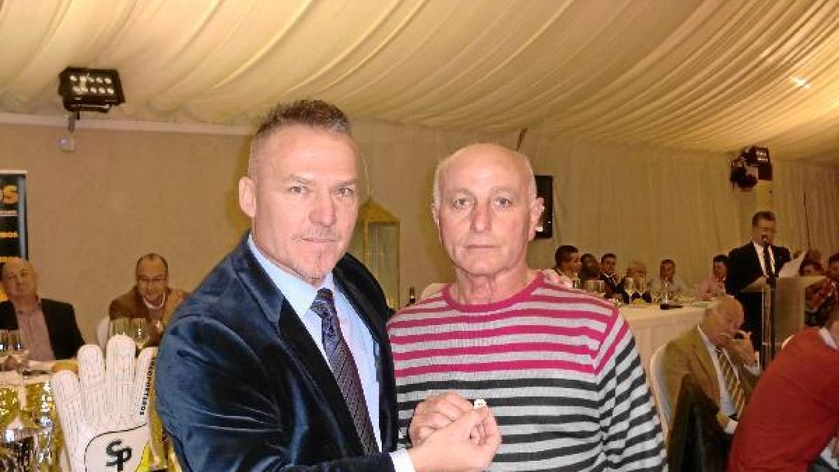 El portero Gracián se llevó el escudo de oro de la Asociación entregado por Ángel Rubia-