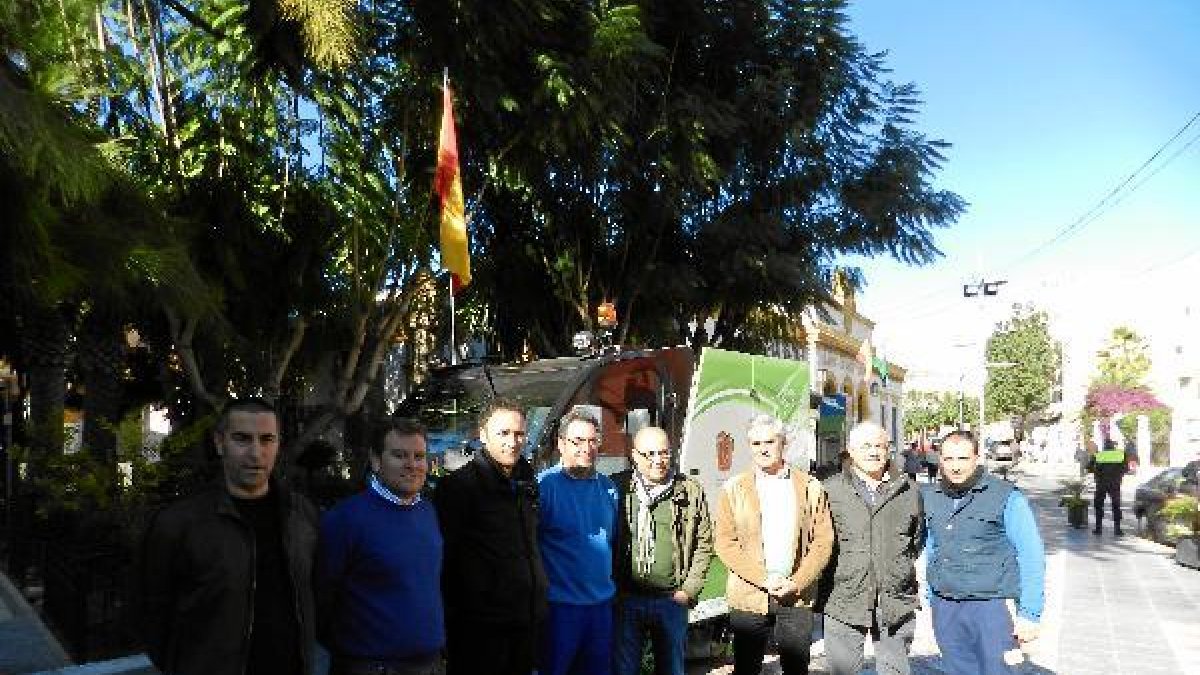 Alcalde y representantes junto a la barredora.