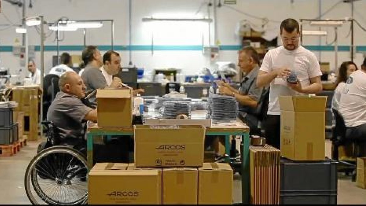Trabajadores en un Centro Especial de Empleo premiado recientemente por FAAM.