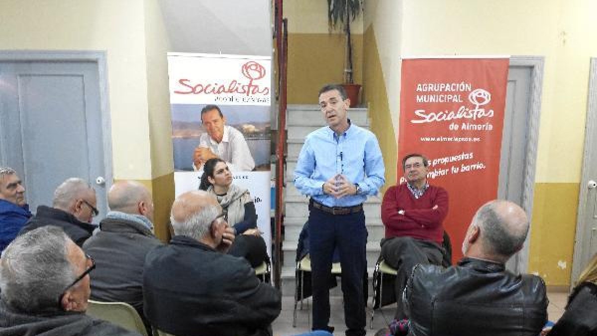 Detalle de la primera fila de los asistentes a la asamblea abierta en El Zapillo.