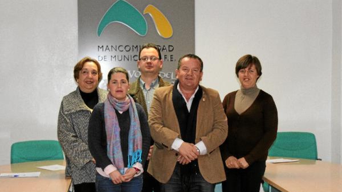 Antonio Ramón Salas (segundo por la izquierda) con el resto de asistentes a la reunión.