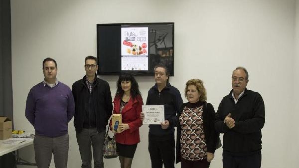 Organizadores con los premiados en el centro