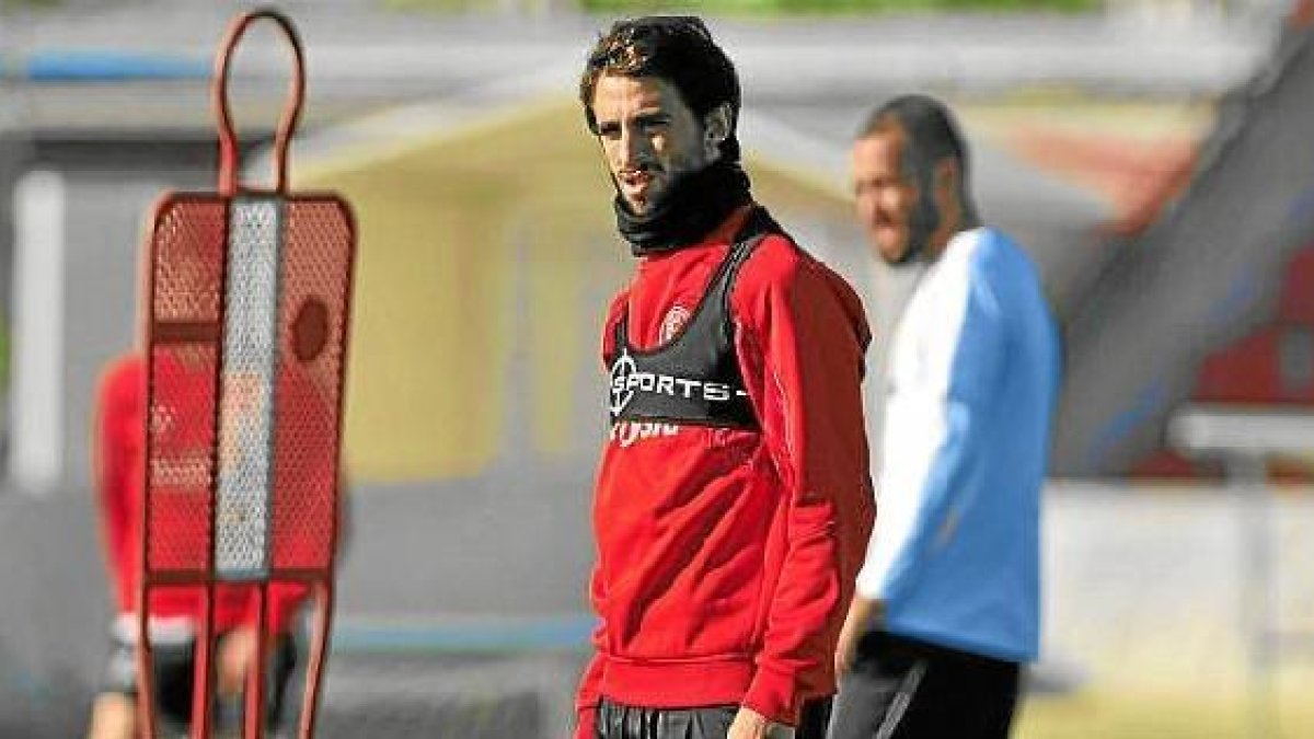 Nico Pareja con Aleix Vidal de fondo.