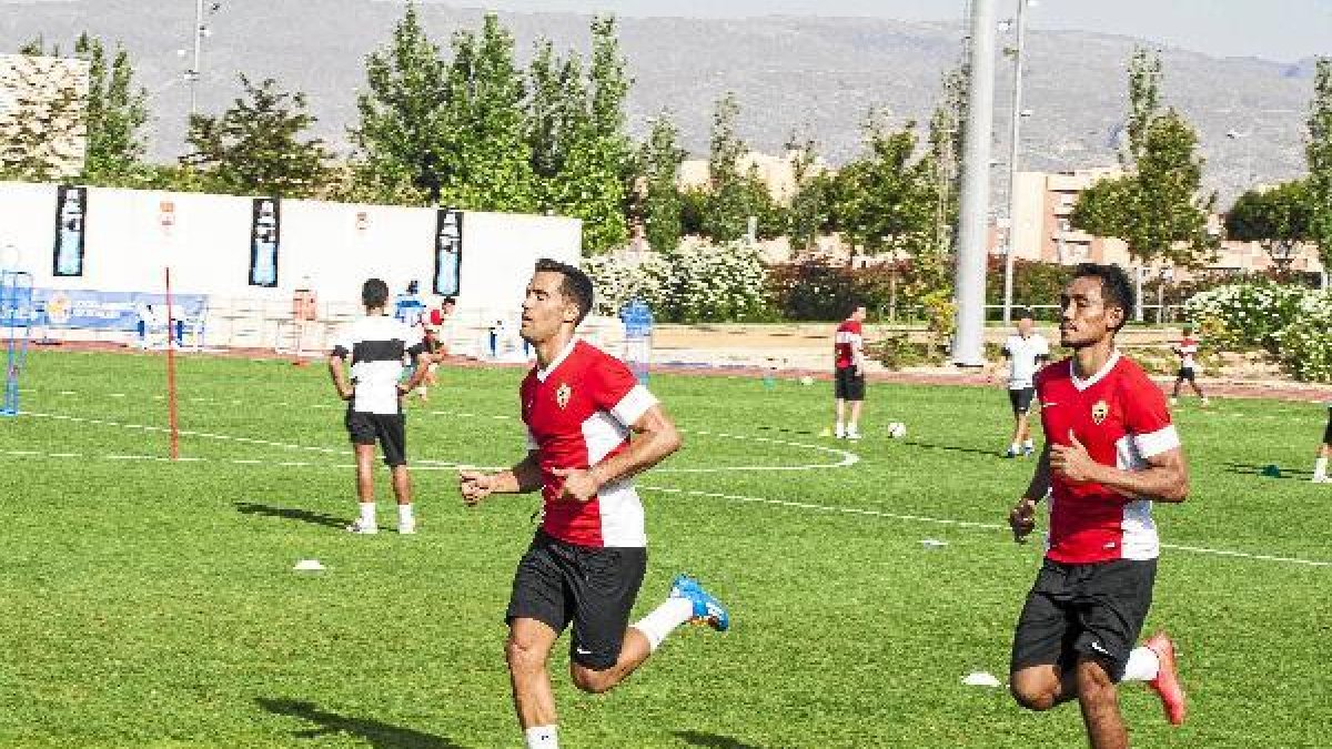 Quique González junto a Teerasil Dangda.