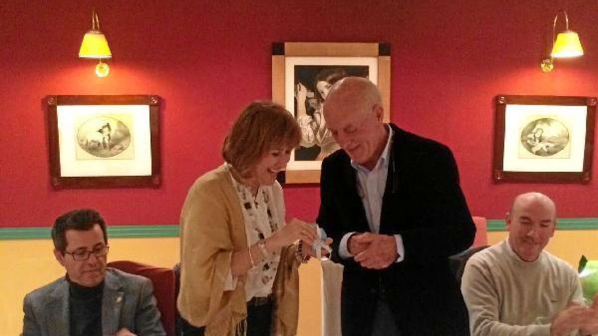 Adelina Golbano recibe el Indalo de Oro de manos de Pedro Navarro.