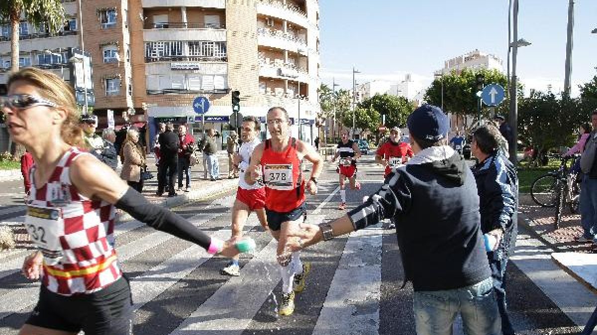 Corredores en una pasada edición del medio maratón Ciudad de Almería.
