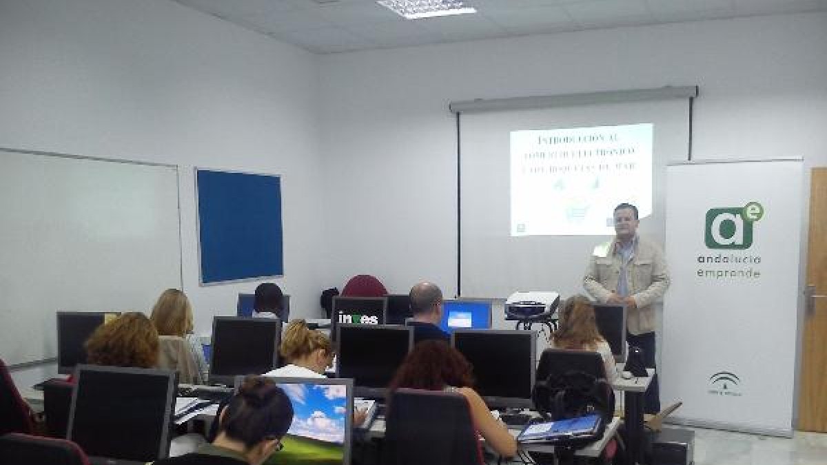 Jornada de formación a emprendedores realizada por el CADE roquetero en 2014.