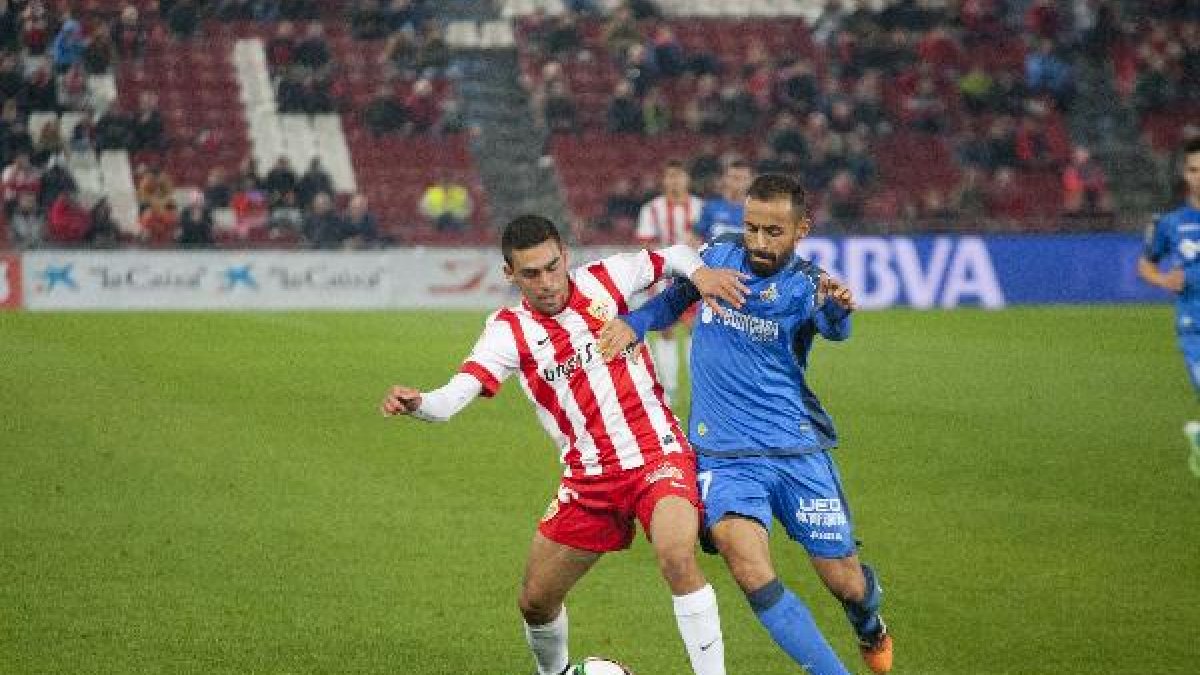 Dani Romera, en una jugada con Diego Castro.